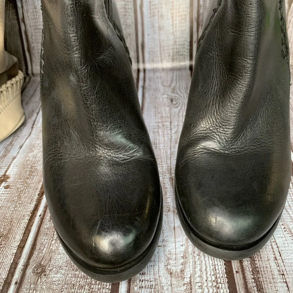 VINCE CAMUTO Classic Fall Minimalist Black Leather VP-Highland Ankle Boots, 6.5